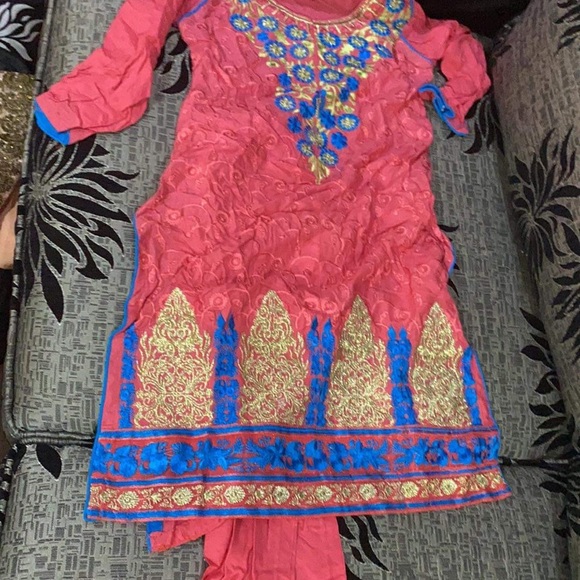 I’m selling brand new Pakistani traditional dresses for girls aged 1 to 7 years. - Picture 2 of 13